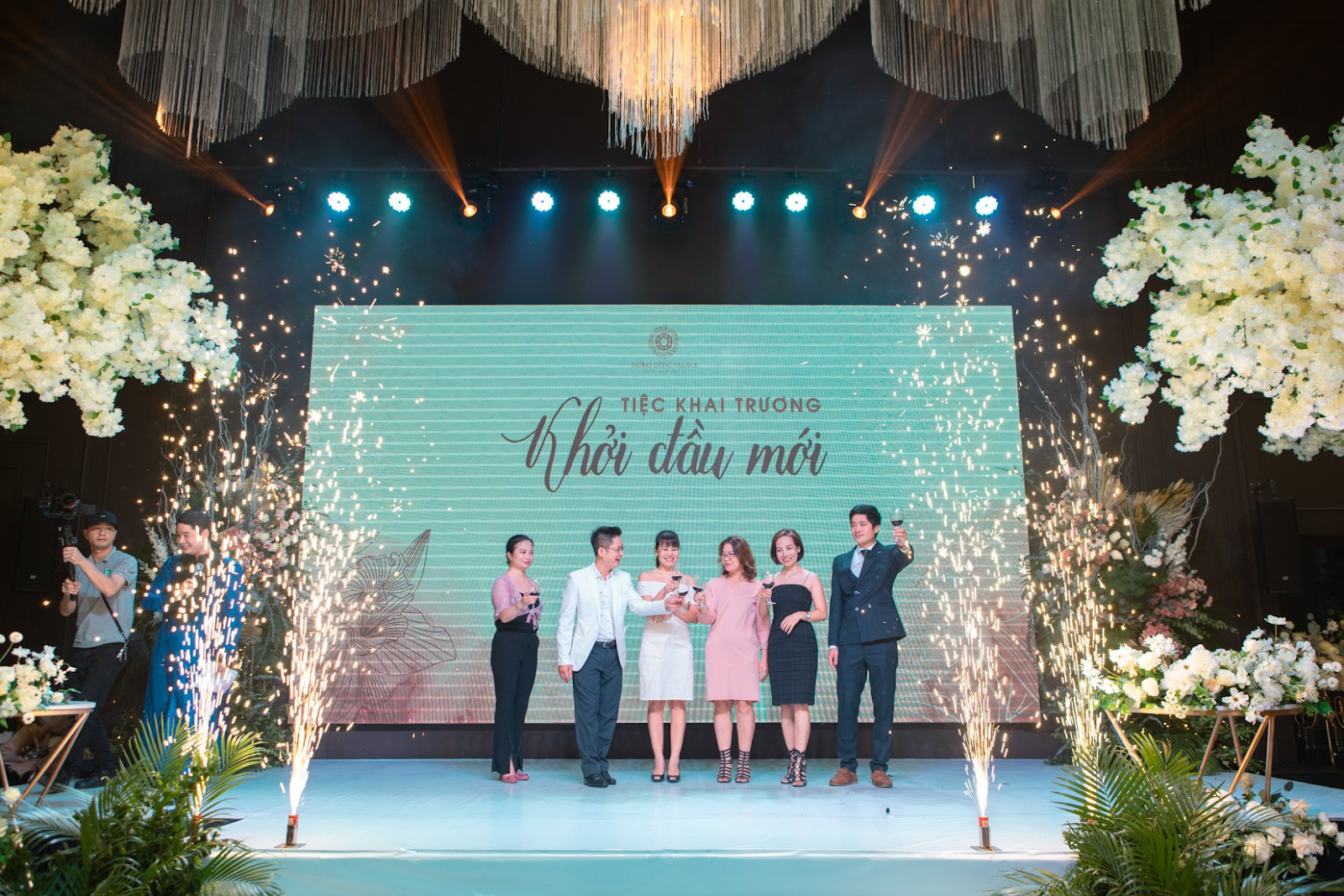 Khui rượu, nâng ly và khai tiệc