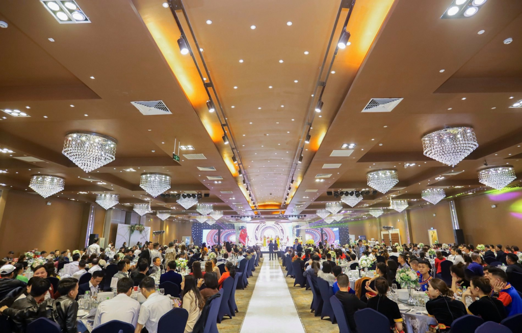 Các buổi tiệc công ty được tổ chức tại nhà hàng Trống Đồng Palace Cảnh Hồ