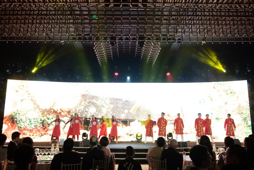 tiệc cho công ty, tổ chức sự kiện, trung tâm tổ chức sự kiện, trống đồng palace, trống đồng palace lãng yên, year end party