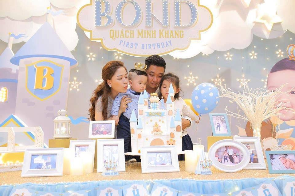 Cả gia đình cùng thổi nến trong một bữa tiệc sinh nhật ý nghĩa