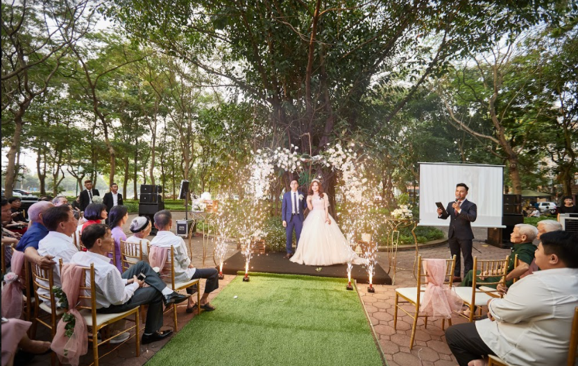 Bạn có thể bố trí ghế ngồi gần về phía sân khấu để khách mời tham dự phần lễ cưới thiêng liêng