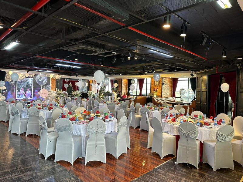 Cửa Đông Plaza với phong cách hiện đại, hài hòa tinh tế, cam kết mang đến trải nghiệm tuyệt vời cho đám cưới của bạn.