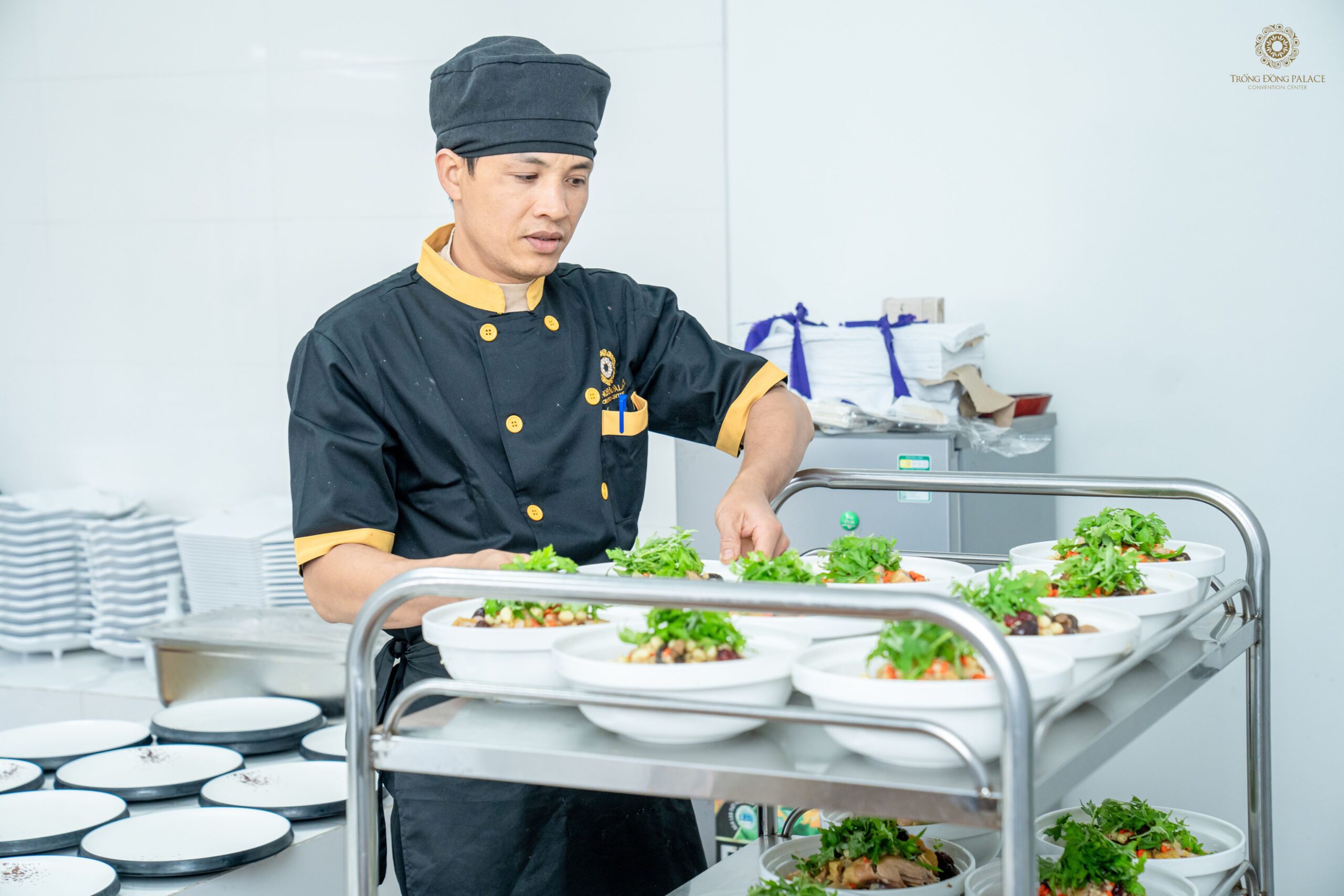 Trống Đồng Palace — Ưu nhược điểm cần phải biết khi lựa chọn dịch vụ nấu cỗ tại nhà ở Hà Nội
