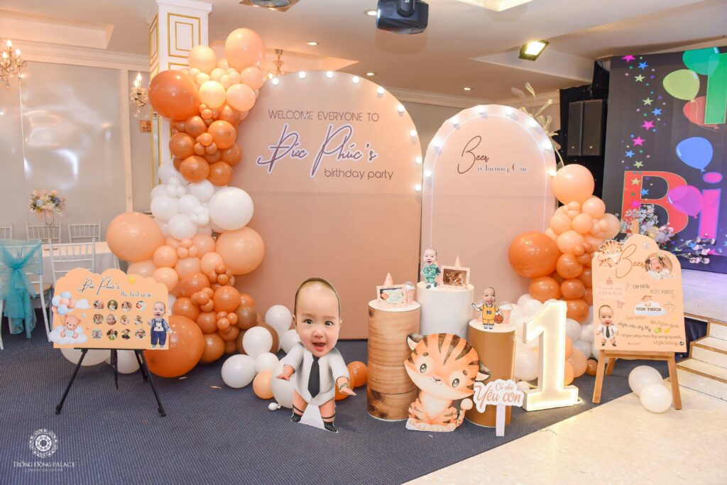 khéo léo ghi lại dấu ấn của mình bằng việc trang trí backdrop độc lạ thật riêng biệt