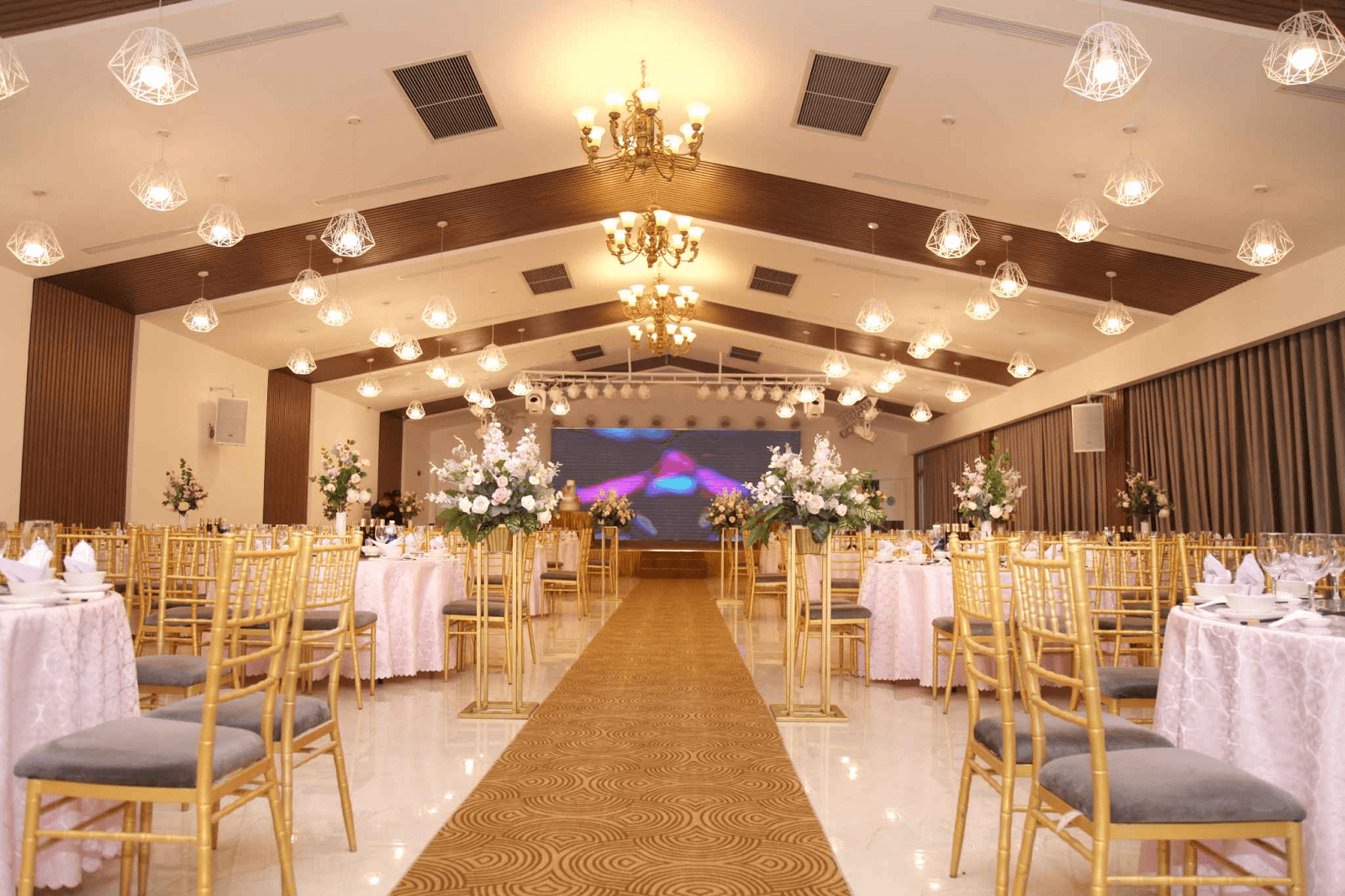 Sảnh tiệc sang trọng của Queen Bee 2 - Hai Bà Trưng
