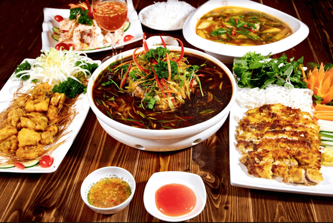 Món ăn đa dạng, được trang trí hấp dẫn làm hài lòng cả những khách mời khó tính nhất