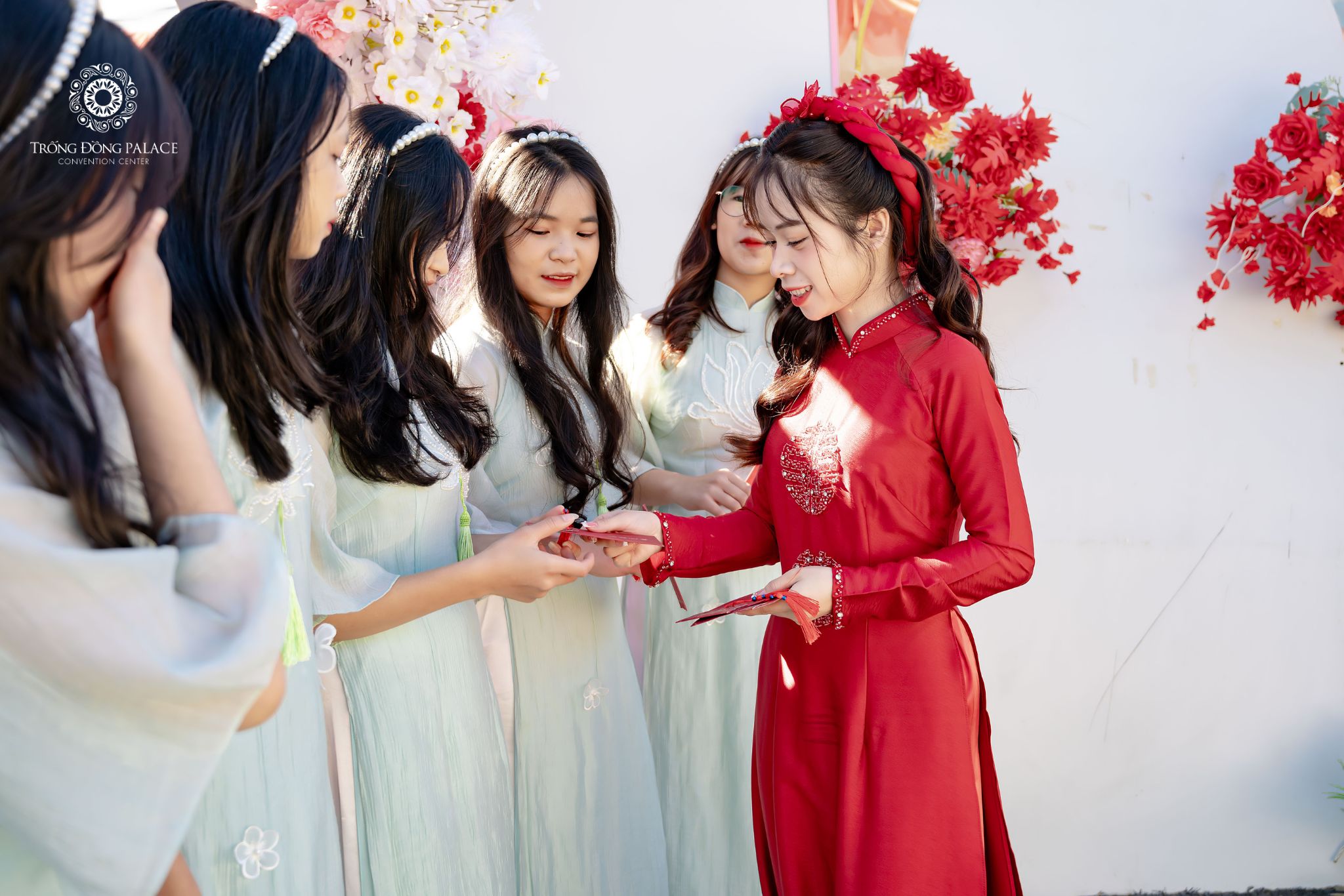 Đội đỡ lễ bên phía nhà gái
