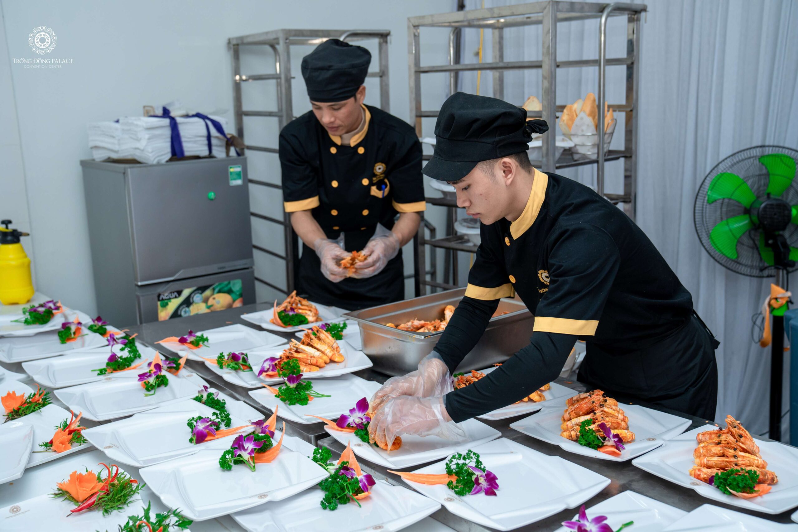 Đội ngũ đầu bếp của dịch vụ sẽ tiến hành nấu ăn và phục vụ các món ăn