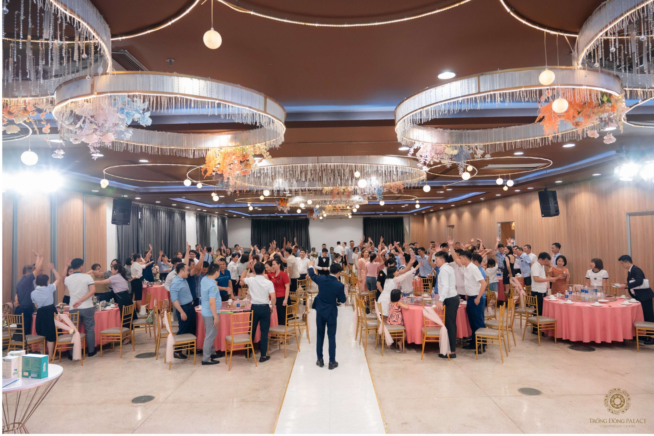 Một trong những lợi ích lớn nhất của việc tổ chức tiệc tại trung tâm là không gian sang trọng và tiện nghi