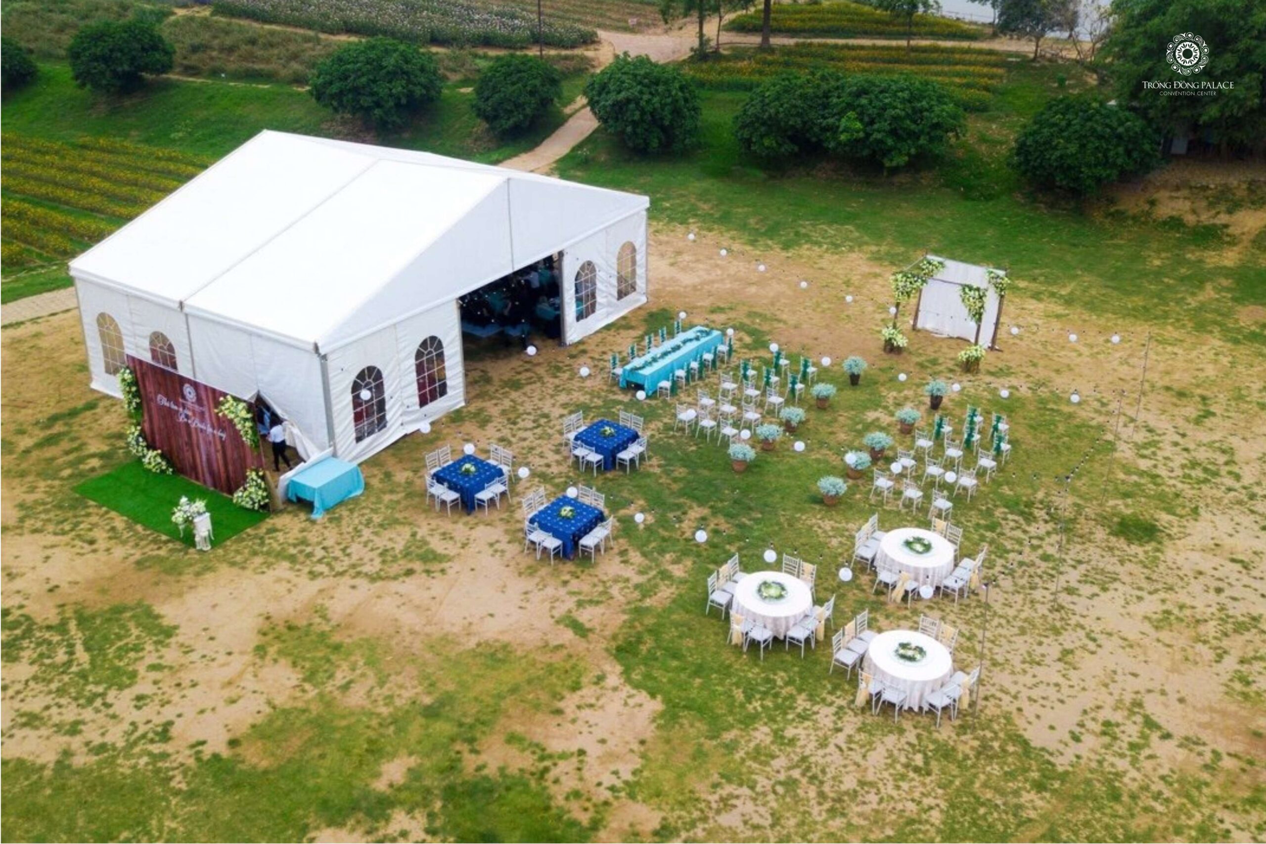 Khu vực nên được bố trí một cách hợp lý để đảm bảo sự thuận tiện cho khách mời