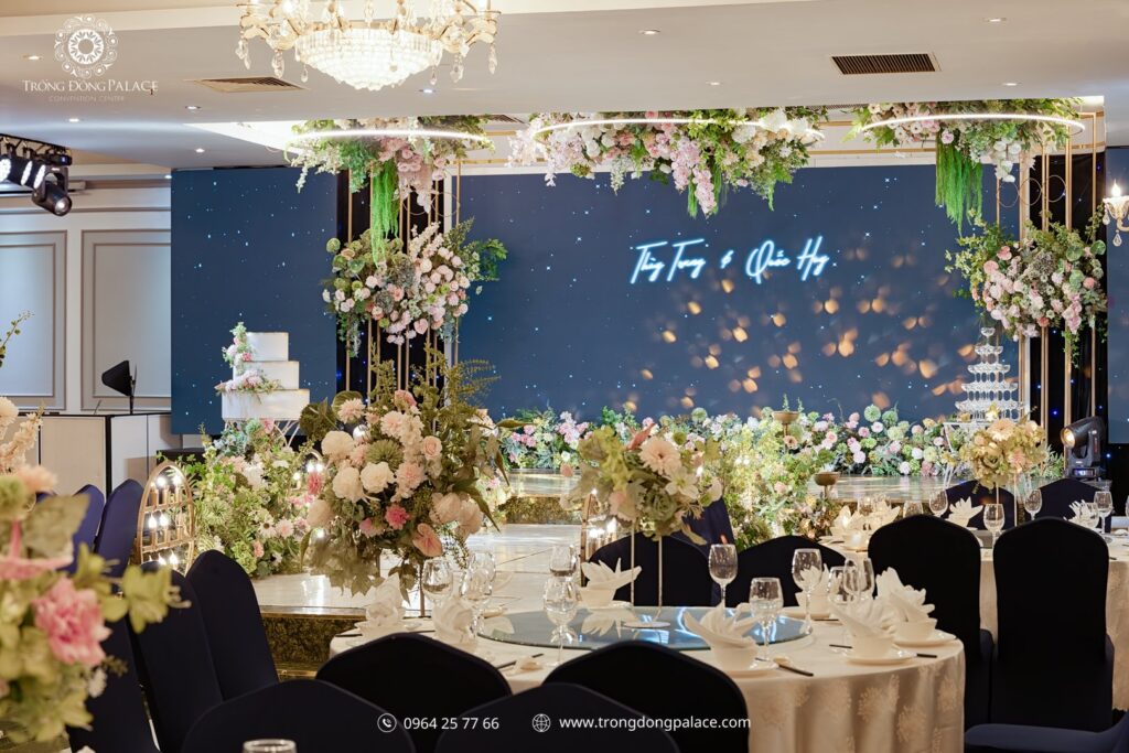 Hoa Để Bàn Đám Cưới Đẹp: 5+ Mẫu Sang Trọng Cho Mọi Kiểu Bàn Tiệc