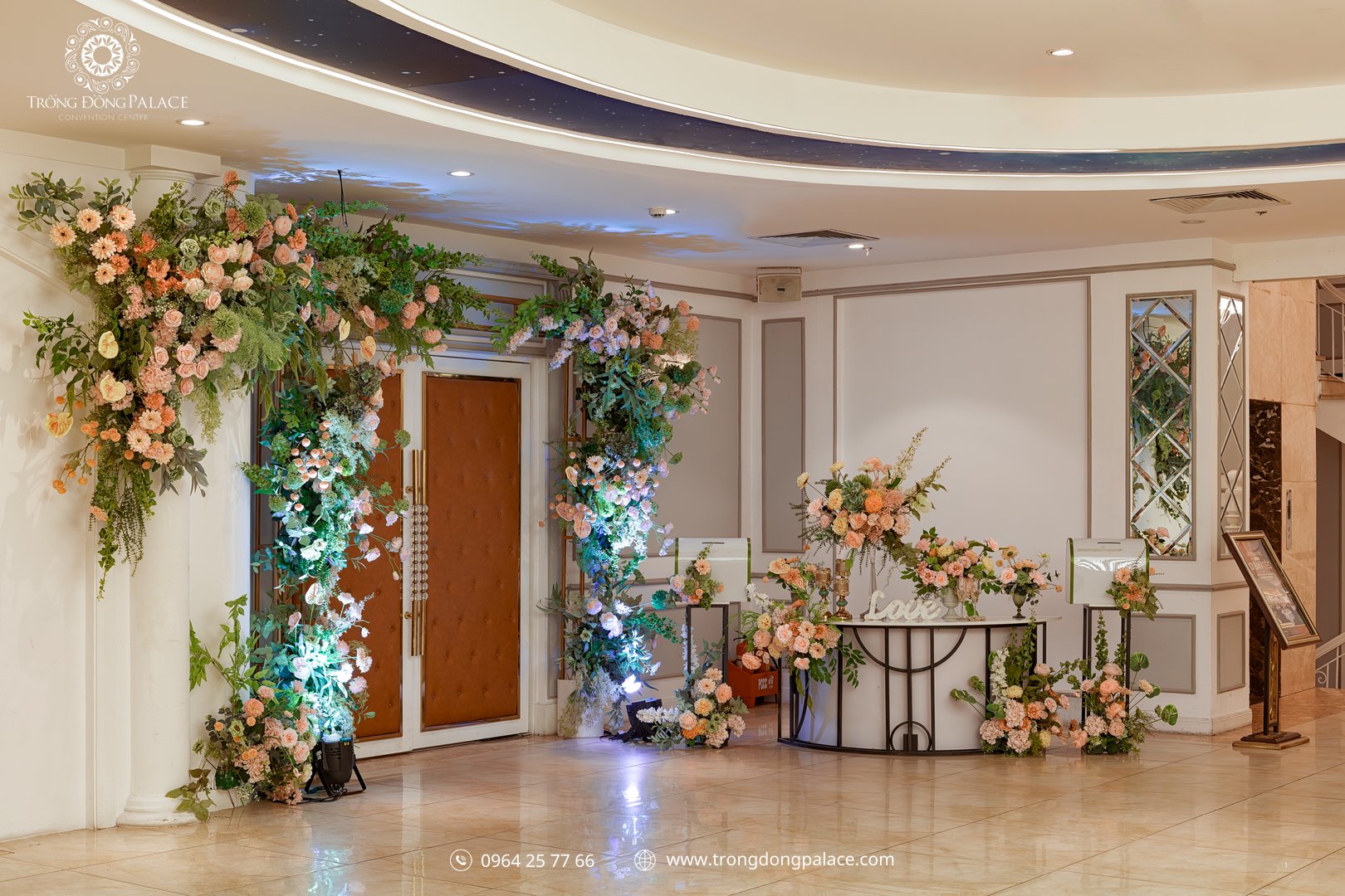 hoa trang trí cổng hoa tiệc cưới Trống Đồng Palace màu cam hồng