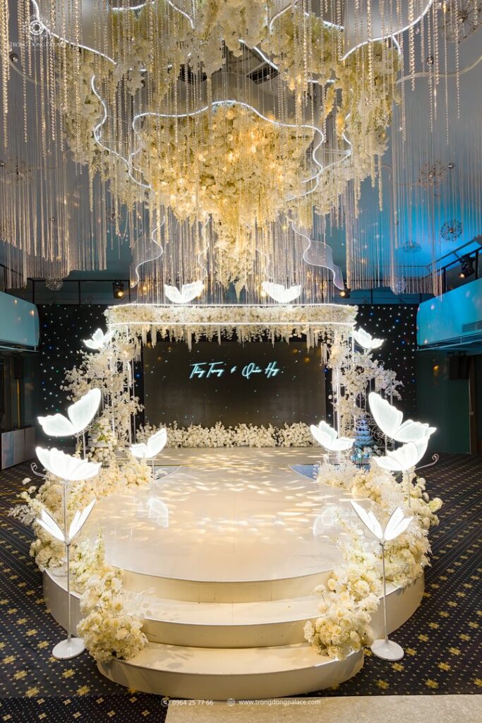 backdrop tiệc cưới đèn LED bướm hoa trắng waterfall trang trí sảnh cưới