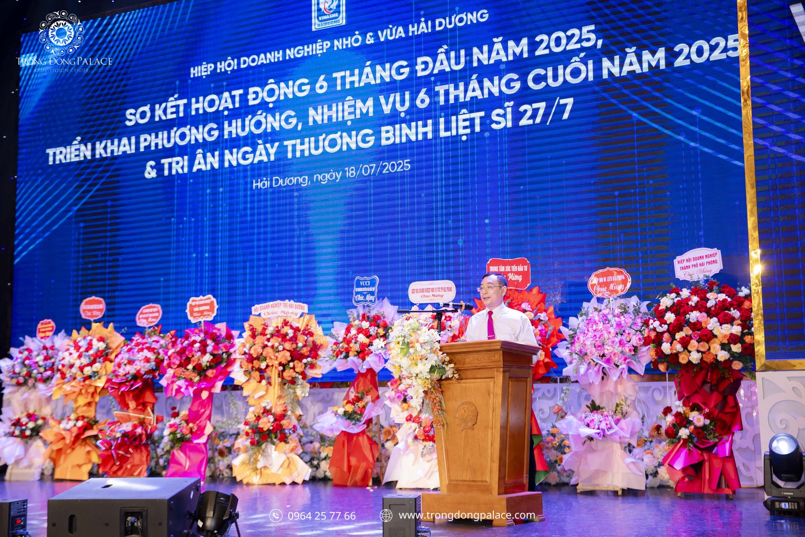 diễn giả phát biểu tại hội nghị doanh nghiệp chuyên nghiệp