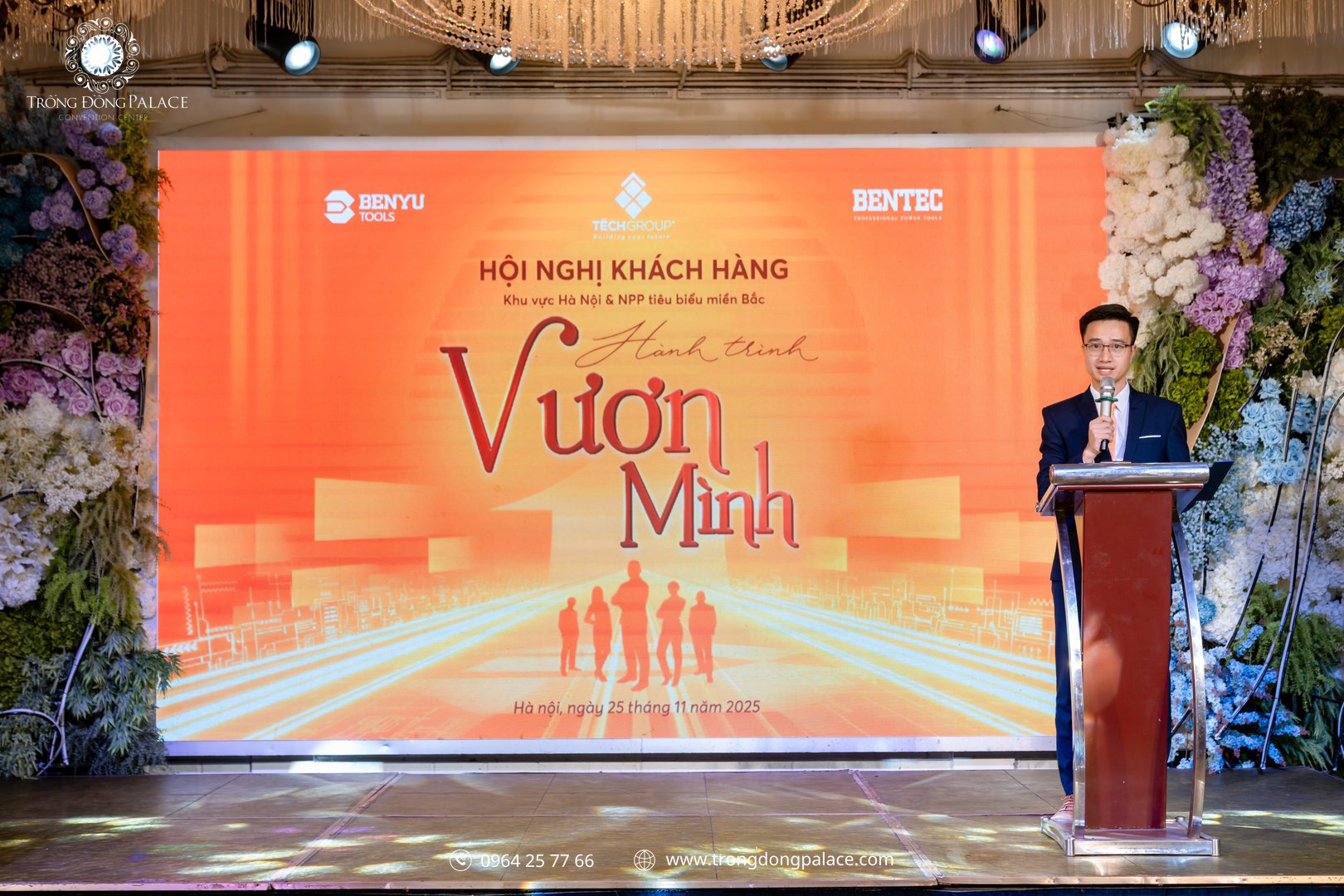 Không gian tổ chức hội nghị khách hàng sang trọng với backdrop thương hiệu và sân khấu chuyên nghiệp